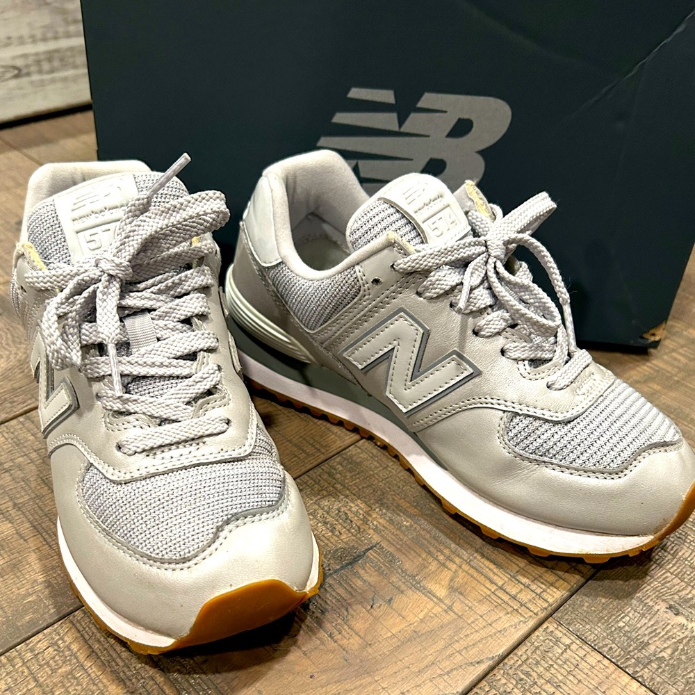 WMNS NEW BALANCE
574 LIFESTYLE METALLIC LEATHER SNEAKERS WOMAN GREY